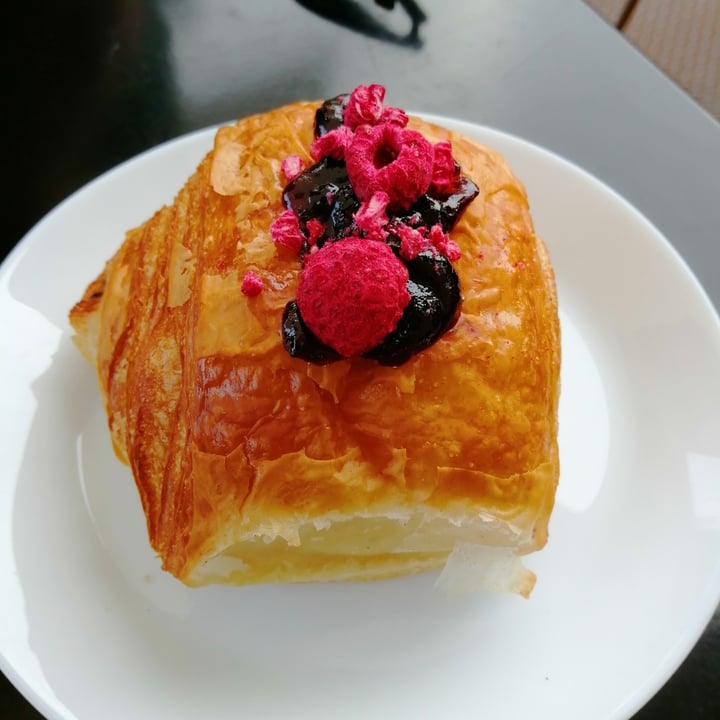 photo of Essenza Love Natural Food pain au chocolate con lamponi shared by @anthe on  01 Sep 2024 - review