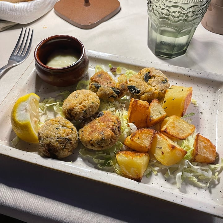 photo of Ristorante Aurora Lezzeno vegan burgers shared by @recipesandplaces on  20 Aug 2023 - review