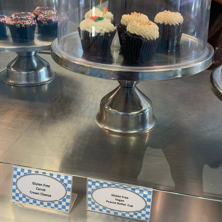 photo of SugarBears Sweet Provisions vegan gluten free chocolate peanut butter cup cupcake shared by @unejanie on  28 Apr 2024 - review