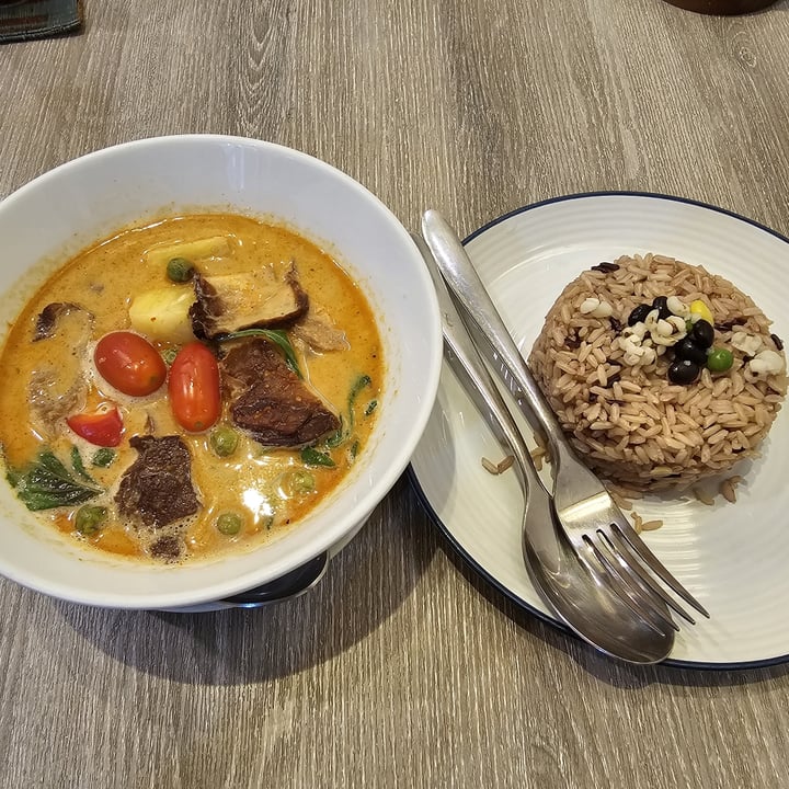 photo of Khun Churn red curry with vegan duck, cherry tomatos and grapes shared by @toko on  01 May 2024 - review