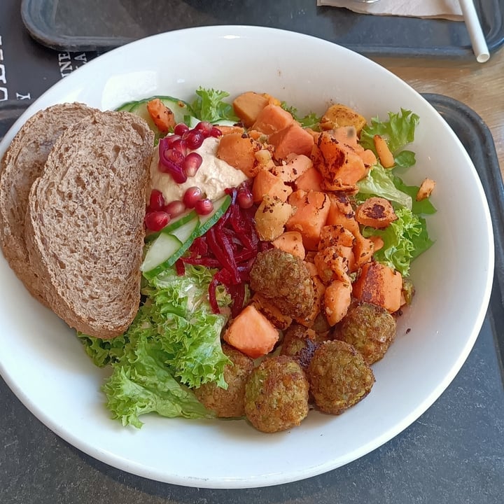 photo of dean&david Falafel Tahini Salad shared by @valeriedarkblue on  18 Aug 2023 - review