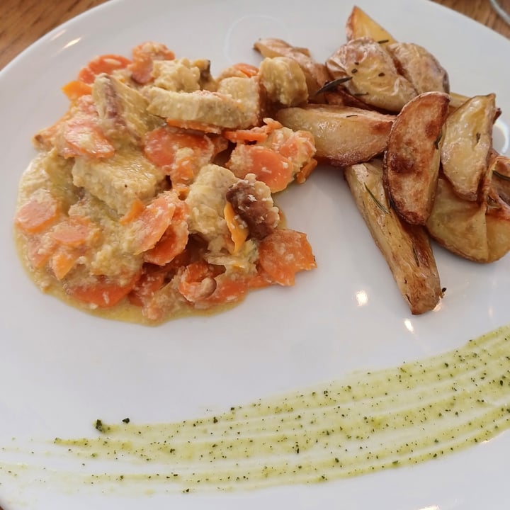 photo of Samsara e Volta Rossa Tempeh in crema di cocco e carote con patate al forno shared by @miocillo0 on  05 May 2024 - review