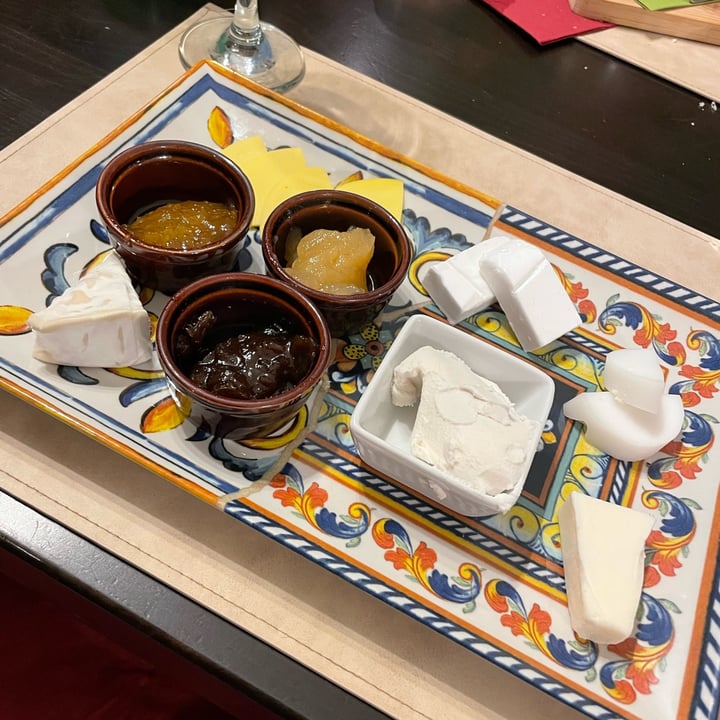 photo of il Mercante Degustazione di Formaggi Vegani shared by @hachi on  22 Mar 2025 - review