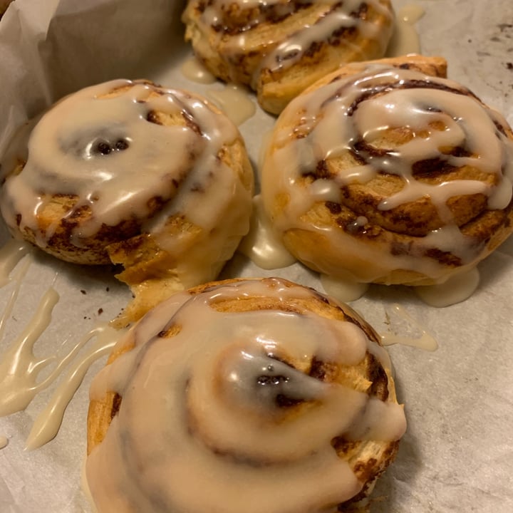 photo of trader joe’s jumbo cinnamon buns jumbo cinnamon buns shared by @friendlyvegan on  02 Jan 2024 - review