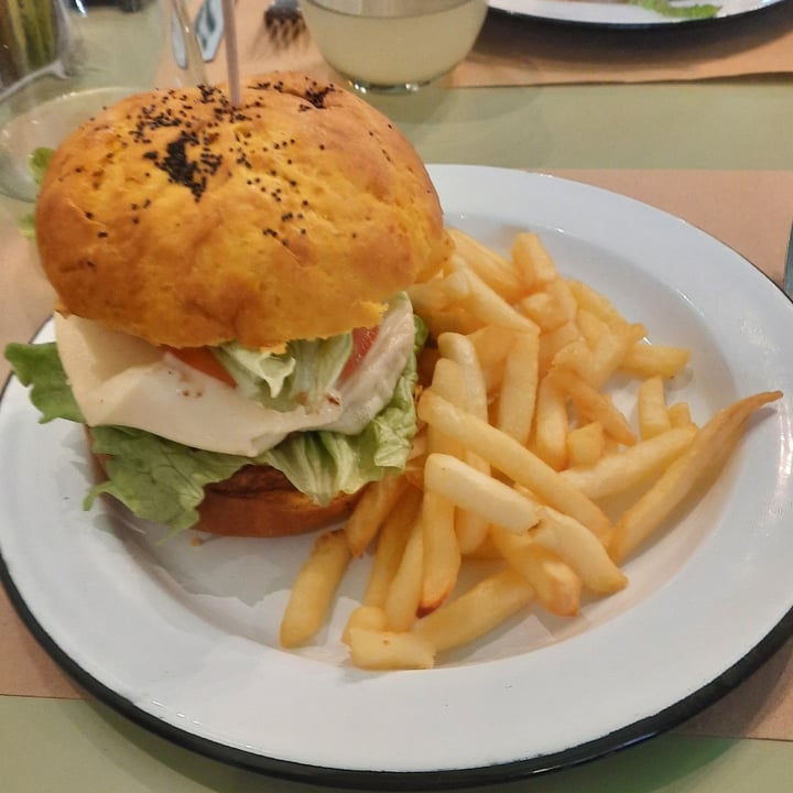 photo of Botanica Tienda&Atelier Burger Vegan shared by @soff62 on  20 Aug 2024 - review