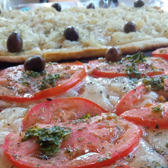 Photo of the dish “Pizza De Muzzalmendra Napolitana Y Cebolla”