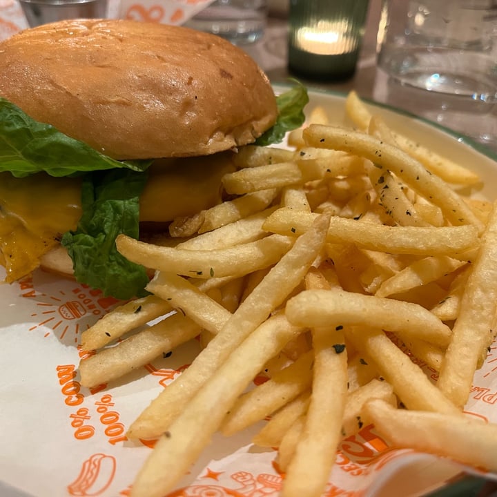 photo of Neat Burger Milano | Merlata Bloom Neat burger shared by @gabrielsmond on  17 Dec 2023 - review