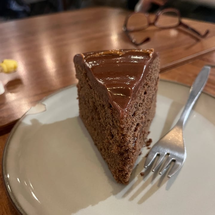 photo of Café Vegetal Pastel de chocolate con crema de almendra casera shared by @jomaloto on  04 May 2025 - review
