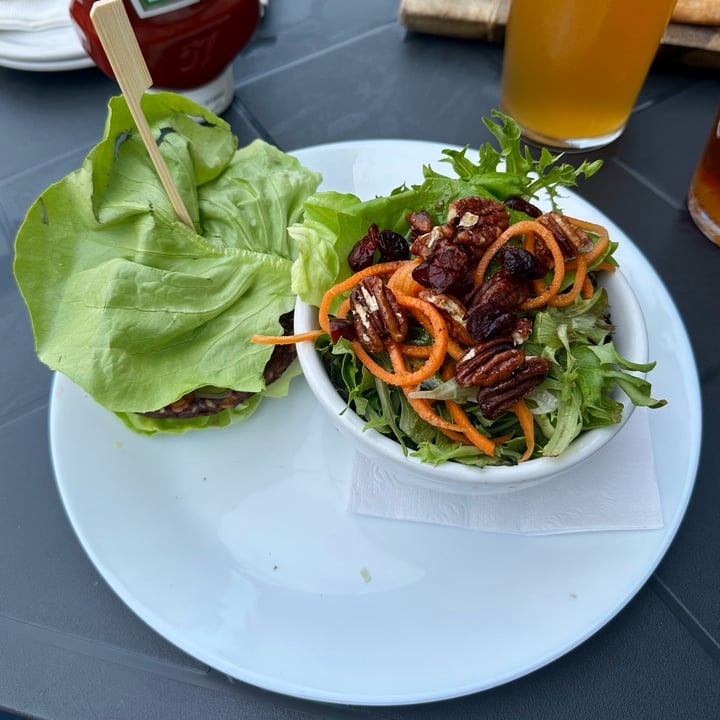 photo of YellowBelly Brewery Veggie Burger shared by @leratonsaveur on  31 Jul 2025 - review