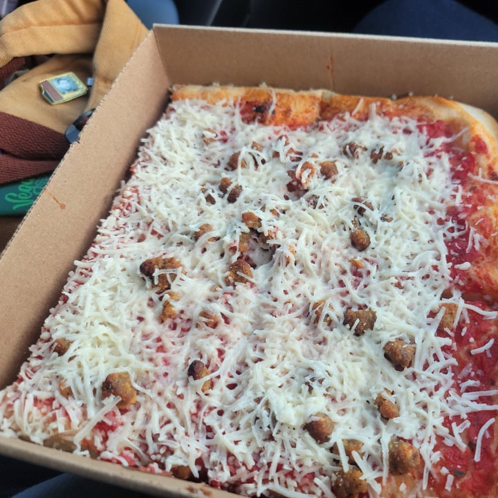 photo of Ohio Valley Pizza Co. 4-slice Vegan Cheese And Vegan Sausage Pizza shared by @plantpierogi on  10 Nov 2023 - review