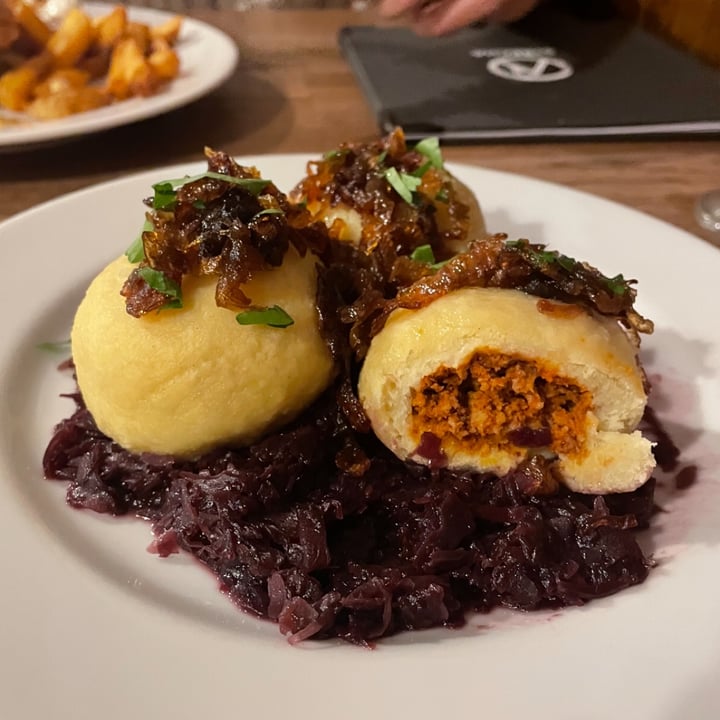 photo of Sociální bistro Střecha Dumplings on red cabbage shared by @katelouisepowell on  27 Mar 2024 - review