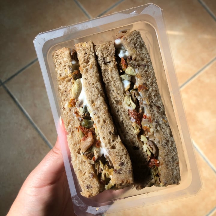 photo of Amo Essere Veg tramezzino con soia edamame, pomodori secchi e olive taggiasche shared by @spazioverdegreen on  14 Sep 2025 - review