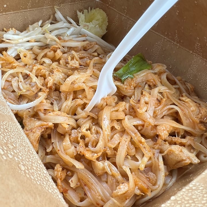 photo of Vegan Nova pad thai with soy chicken shared by @vegangumshoe on  01 Sep 2023 - review