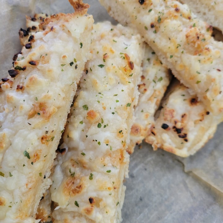 photo of 4th & State Cheesy Garlic Bread Appetizer shared by @thuggishalien on  26 Nov 2023 - review