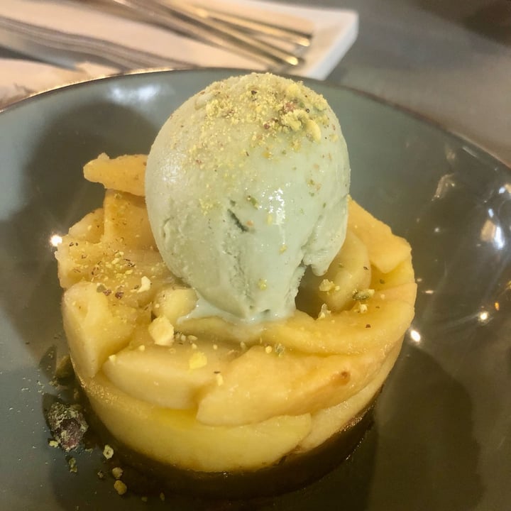 photo of Restaurante Copenhagen Tataki de manzana asada con compota sin azúcar de higos y nueces y helado de canela shared by @juniza13 on  02 May 2024 - review