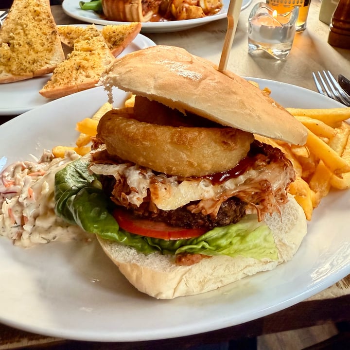 photo of New Forest Inn Lyndhurst Vegan burger shared by @thelondonvegan on  30 Sep 2025 - review