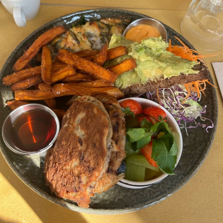 photo of Shake Cafè Manifattura Tabacchi vegan brunch plate shared by @vivixelettra on  01 Oct 2023 - review