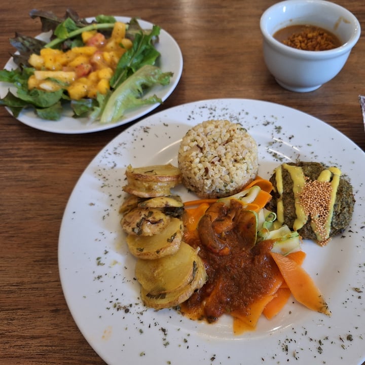 photo of Restaurante Vegetariano Nataraj Arroz cateto integral com castanha e salsa ao curry, feijão carioca defumado, medalhão de brócolis  ao molho de mostarda,  lâminas de batata  com cebola caramelada, parpadelli de vegetais ao pomodoro. Salada de mix de folhas com abacaxi, manga, morango e vinagrete de maracujá. shared by @liriosterapias on  30 Sep 2023 - review