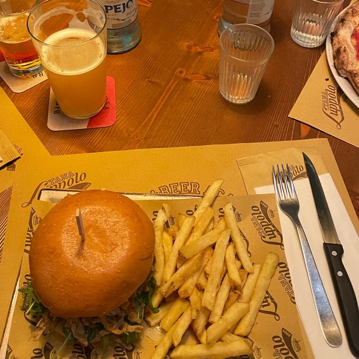 photo of Tana del Luppolo Este La Prima Hamburgeria, Pizzeria Del Centro Burger vegano shared by @ludovicaaa on  16 Oct 2023 - review