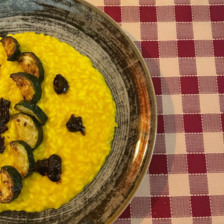 photo of Amaryllis Bistrot and Restaurant Risotto allo zafferano con aglio nero mantecato all’olio di oliva shared by @martavet624 on  25 Sep 2023 - review