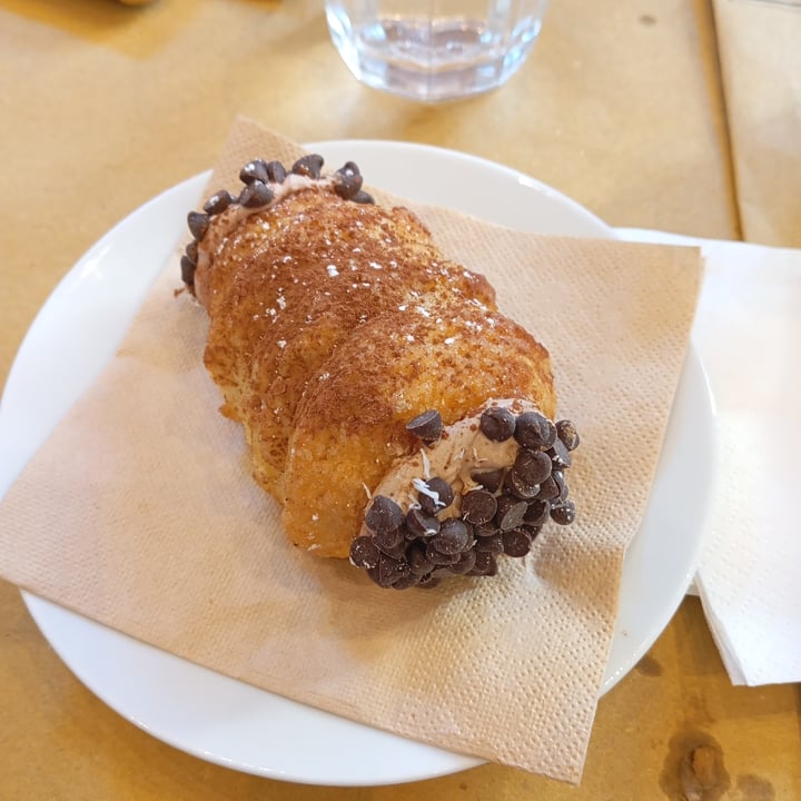 photo of Efrem - Caffetteria, Pasticceria, Cucina bomba al cioccolato shared by @beavegan on  20 Jan 2025 - review