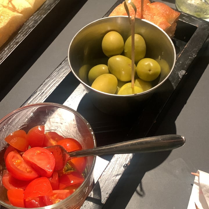 photo of Bullaccia Brescia Aperitivo Olive E Pomodorini shared by @lu-toso on  09 Jul 2024 - review
