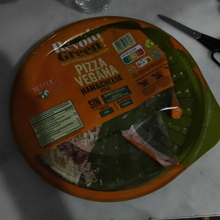 photo of Revolu Green Pizza Vegana Ham & cheese style shared by @veganhalley on  15 Sep 2023 - review
