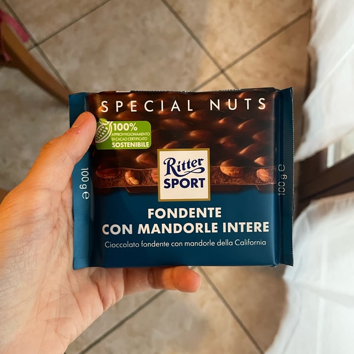 photo of Ritter Sport Fondente con Mandorle Intere shared by @inesbensadok on  15 Dec 2023 - review