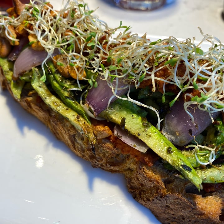 photo of Fiora Café tostón vegano shared by @victorialopez on  09 Jul 2024 - review