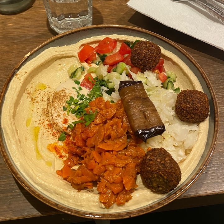 photo of Hummus bar Hummus Vegetables Falafel shared by @attolrac on  07 Oct 2024 - review