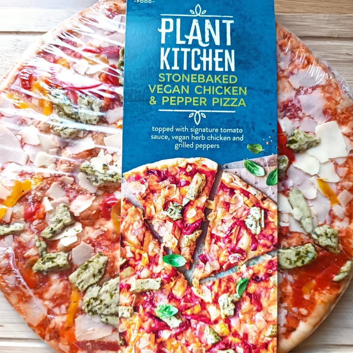 photo of Plant Kitchen (M&S) STONEBAKED VEGAN CHICKEN & PEPPER PIZZA shared by @marieco on  23 Sep 2023 - review