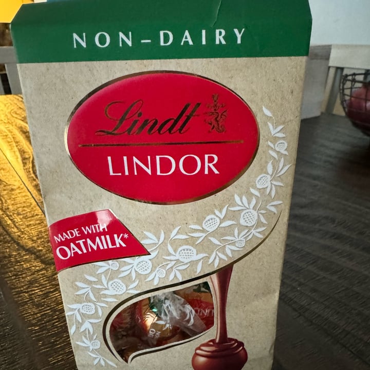 photo of Lindt Lindor Oatmilk Chocolate Truffles shared by @cuntyvegan7 on  05 Apr 2024 - review