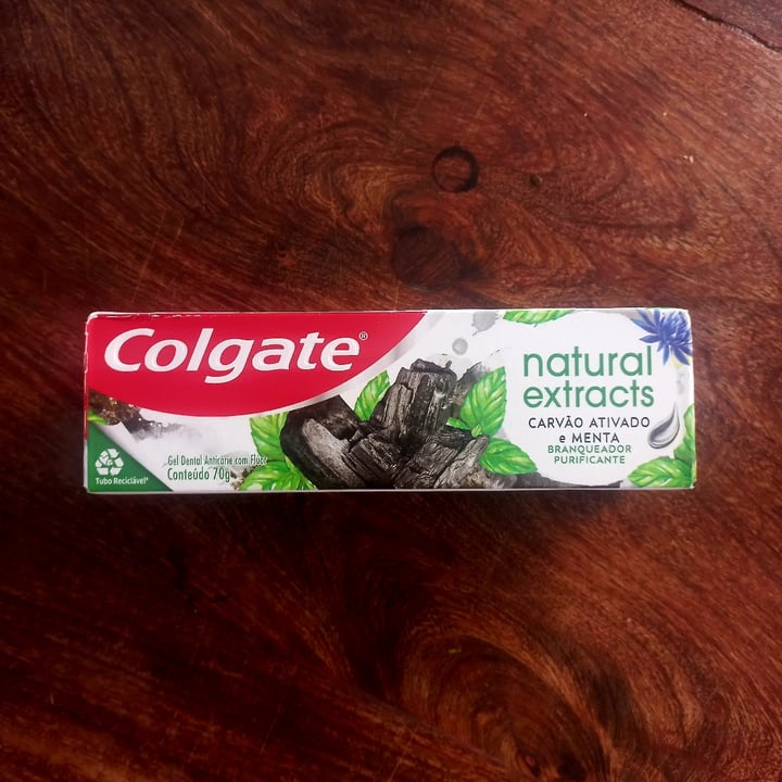 photo of Colgate pasta dental natural extracts carbón activado y menta  shared by @aphrodytemoon on  26 Feb 2024 - review