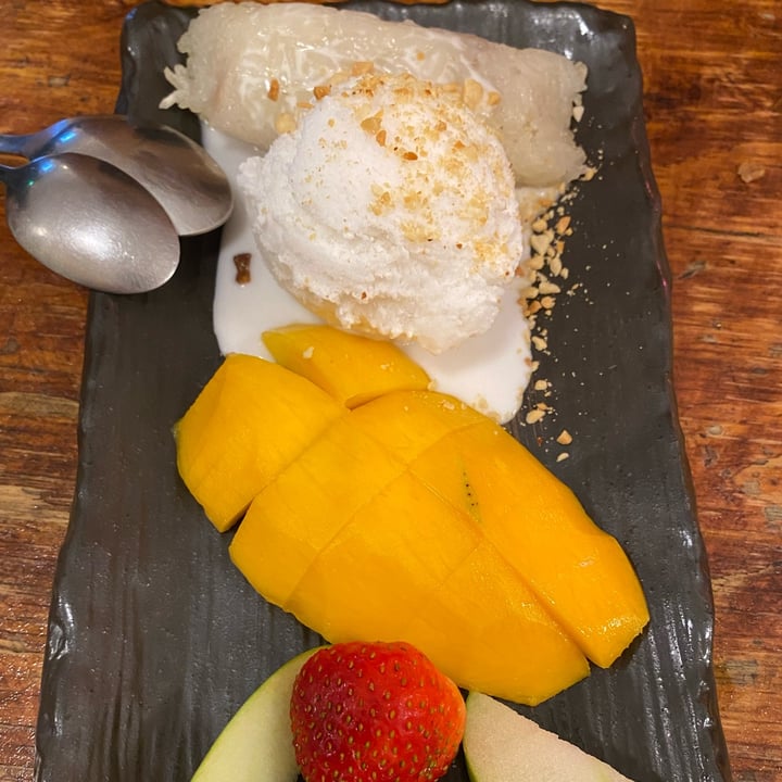 photo of Golden Lotus Vegan Taro Sticky Rice and Mango (seasonal) shared by @blacklilyleaf on  13 Apr 2024 - review