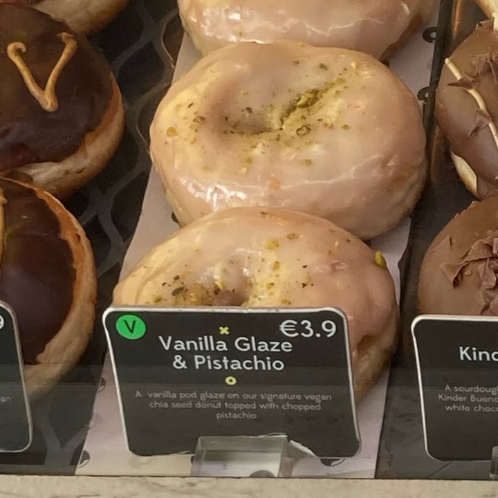 photo of The Rolling Donut Vanilla glaze and pistachio shared by @cheapsoybean on  28 Aug 2025 - review