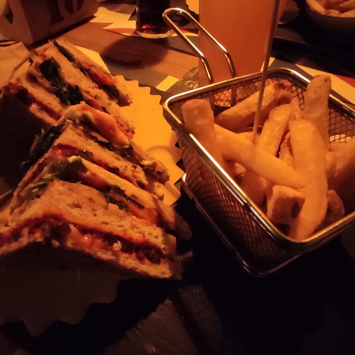 photo of Old England Pub - Pub Birreria Padova Club sandwich Vegano shared by @-fede on  03 Nov 2023 - review