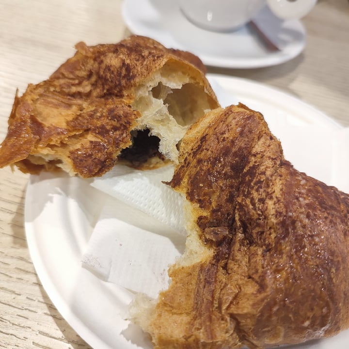 photo of FOOD COURT Croissant vegano chocolate shared by @veggievallde on  09 Sep 2025 - review