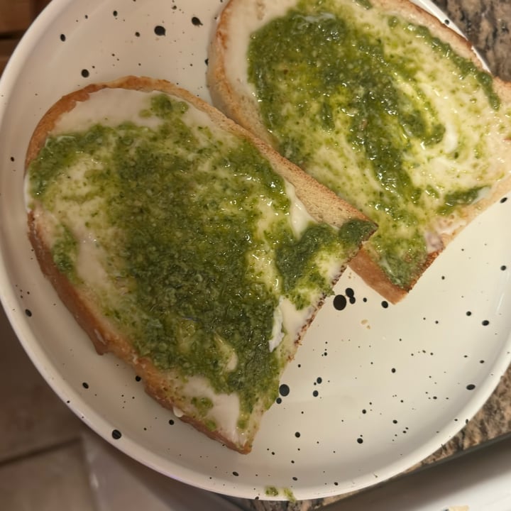 photo of H-E-B H-E-B Deli Plant Based Pesto Sauce shared by @elenaguijarro on  24 Jun 2024 - review