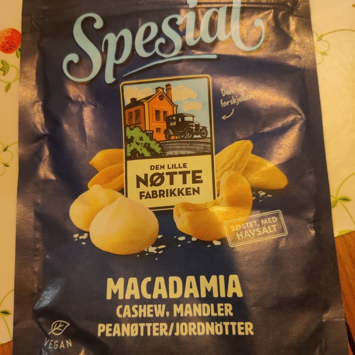 photo of Den lille Nøtte fabrikken Macadamia, mandler, cashew & peanøtter shared by @enkelvegan on  10 May 2024 - review