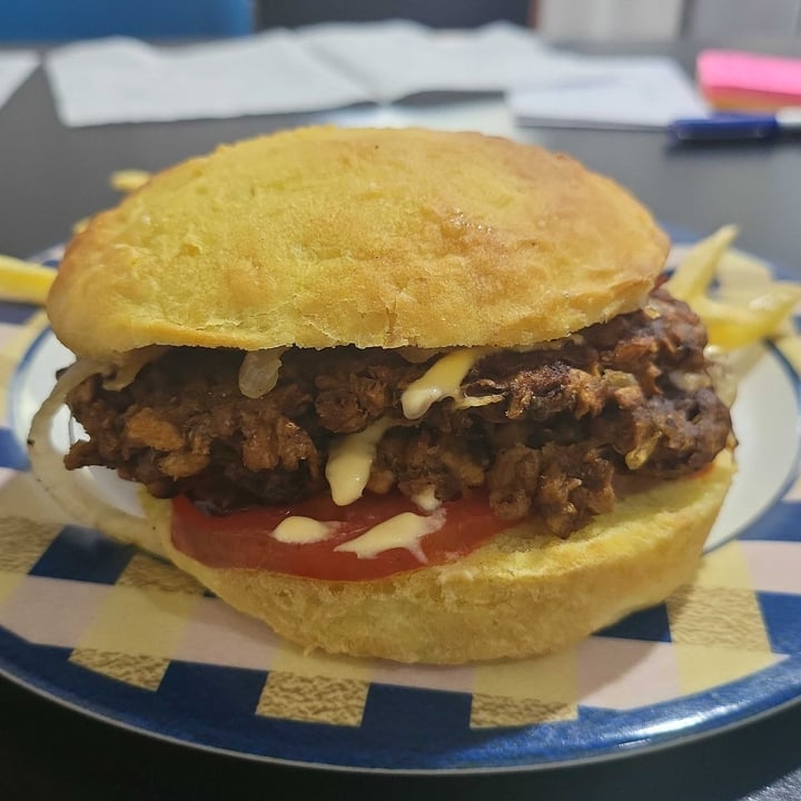 photo of GASTRONOMÍA VEGANA Hamburguesa Doble Con fritas shared by @rubenlpaz on  21 Feb 2024 - review