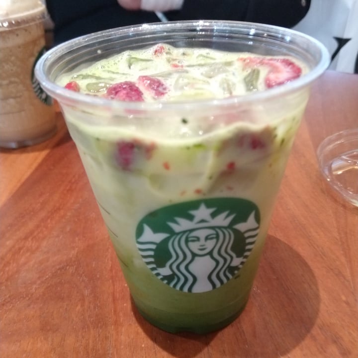 photo of Starbucks strawberry matcha shared by @lorenagreen on  01 Nov 2023 - review