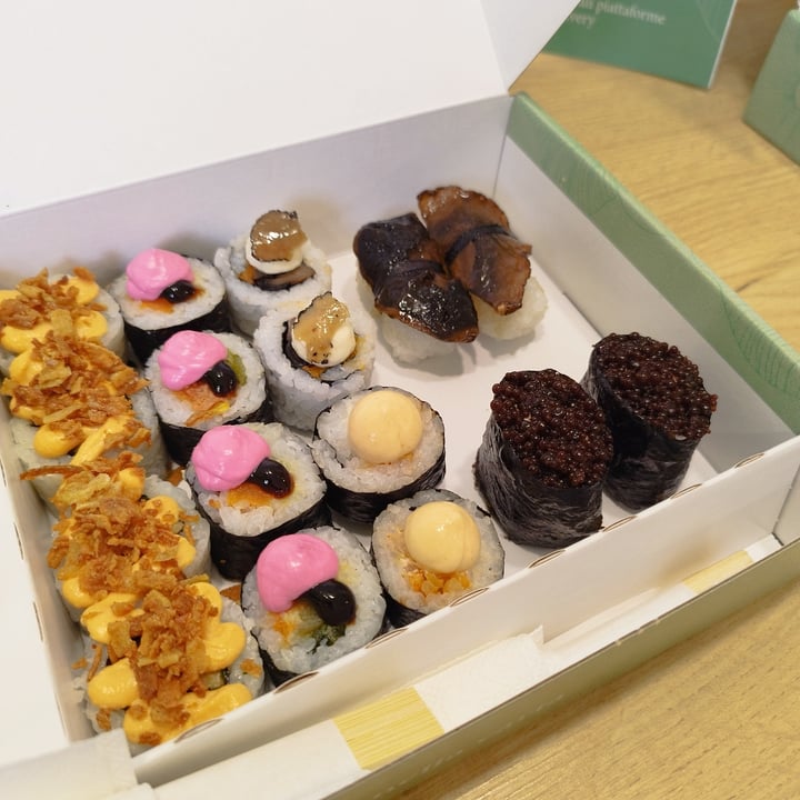 photo of EssenzaSushi Box Medium Tasty 16 pezzi shared by @lauraemarco on  10 Apr 2024 - review