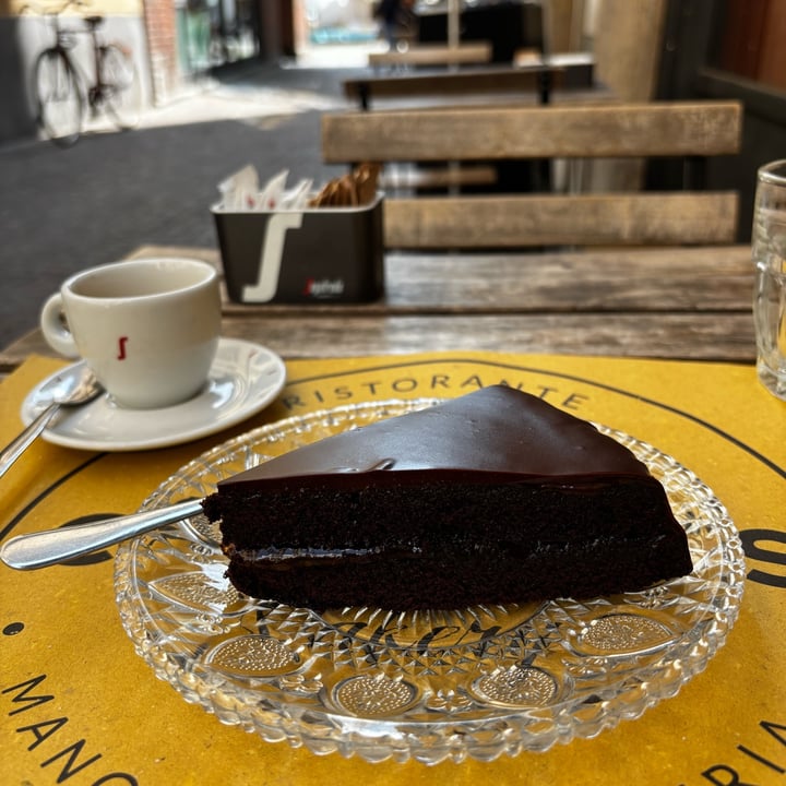 photo of Camillo's Bakery Sacher Vegana shared by @clarodeluna on  14 Sep 2025 - review