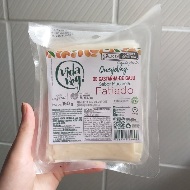 photo of Vida Veg queijo muçarela de castanha de caju fatiado shared by @graziiveg23 on  07 Mar 2024 - review