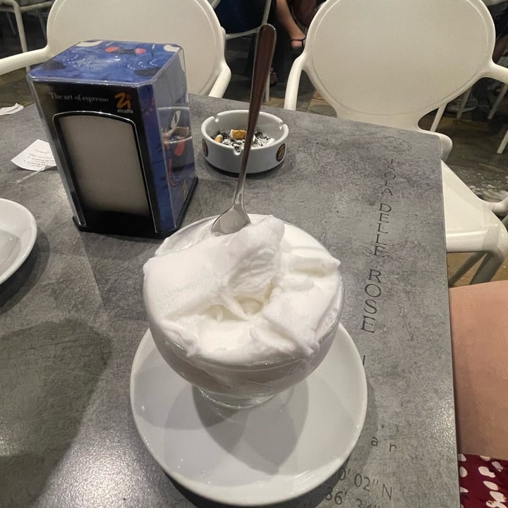 photo of Isola delle Rose - Bar, Gelateria gelato al limone shared by @venturahighway on  29 Jul 2024 - review