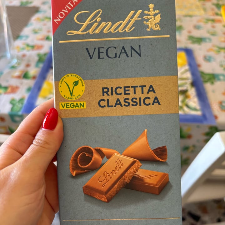 photo of Lindt Cioccolato al latte shared by @floriana on  09 Jun 2025 - review