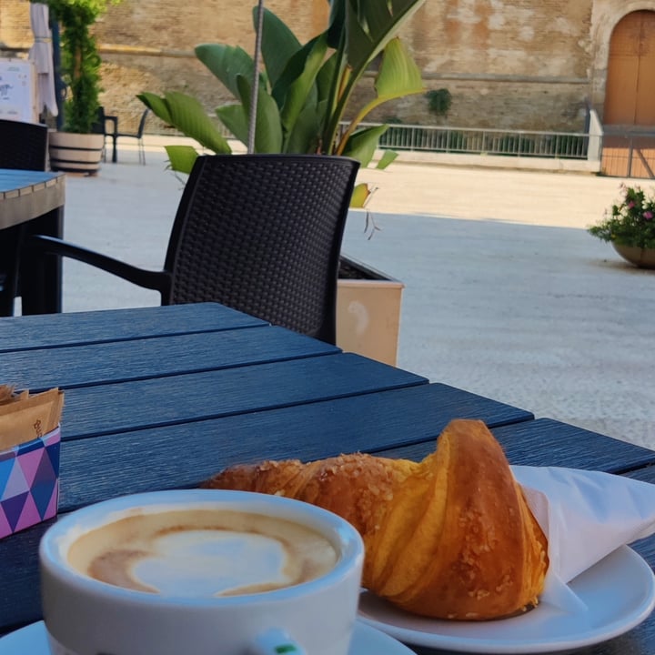 photo of Crocodile Cafe Cornetto Con Impasto Alla Carota, Ripieno Alla Confettura Di Arancia E Crumble Di Ceci shared by @pattypi on  10 Jul 2024 - review