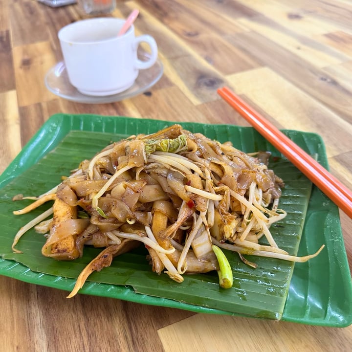 photo of Blue Boy Vegetarian Food Centre Vegetarian Fried Kuey Teow shared by @dafnelately on  03 Mar 2024 - review