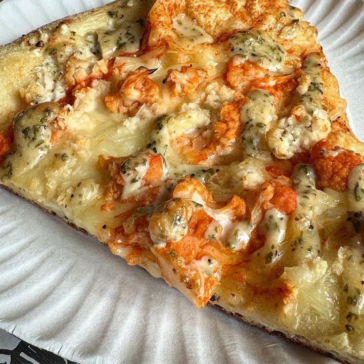 photo of Screamer's Pizzeria Buffalo Cauliflower Vegan Pizza With Basil shared by @beatrizvegan on  30 Aug 2023 - review