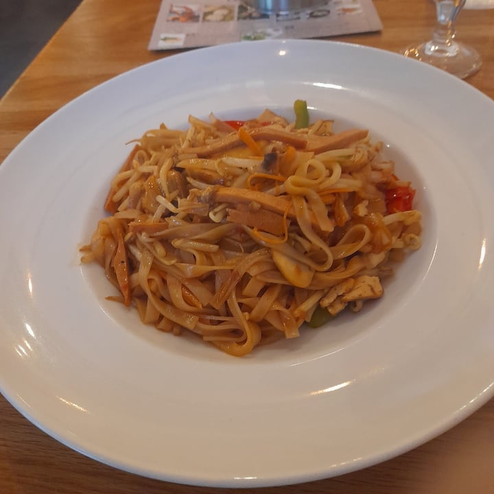 photo of Vegebowl Paris Pad Thai shared by @alice50 on  13 Oct 2023 - review